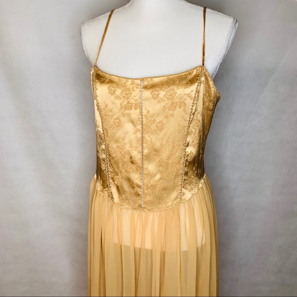 Corset style VS lingerie.